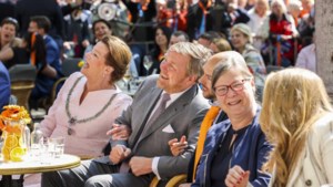 Een oranje zee op Koningsdag in Maastricht: volop genieten voor 40.000 mensen én het koninklijk paar