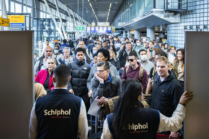 Reiswereld wil dat Schiphol drukte oplost: ‘Mag geen Peppi en Kokki-luchthaven worden’
