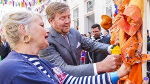 Hoe modebewust is Willem-Alexander? ‘De majesteit hoefde het lapje maar te pakken, twee nietjes en klaar’