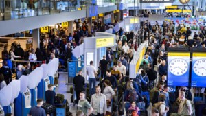 Schiphol wil vakantievluchten schrappen om chaos beheersbaar te houden