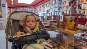 Drukte van belang bij opheffingsuitverkoop van boekenwinkel die na 18 jaar de deuren sluit: ‘Een groot gemis voor Kerkrade’