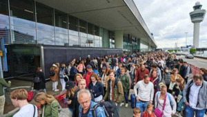 Schiphol waarschuwt voor grote drukte nadat fors afschalen aantal reizigers is mislukt