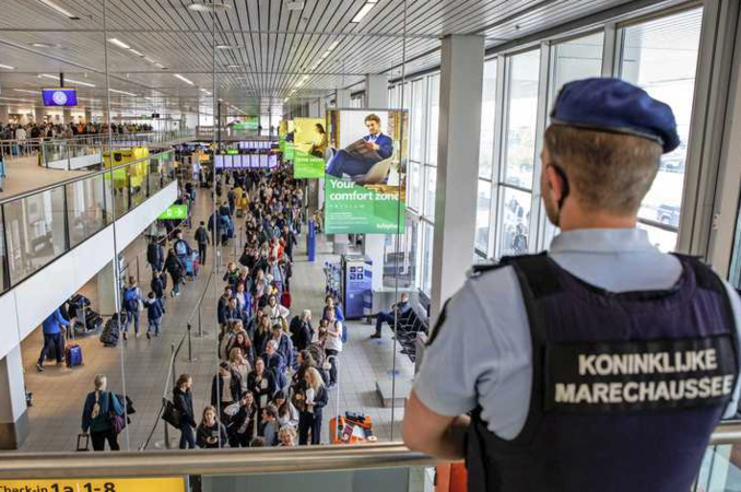 Van nationale trots tot zorgenkindje: Schiphol wordt problemen maar niet de baas