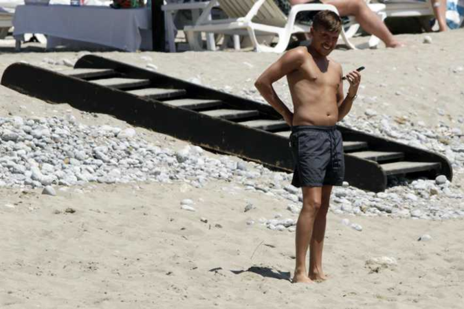 Lil Kleine geniet van zijn vrijheid… op Ibiza!
