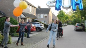 Hermke (16) uit Venlo skeelert 610 kilometer langs de Nederlandse kust: ‘Mijn knieën deden al na dag één pijn’ 