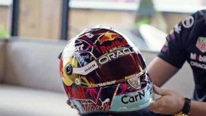 Max Verstappen met speciale helm in Miami