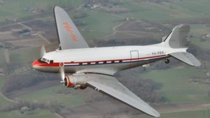 Vliegende oldtimer DC-3 Dakota maakt rondvluchten boven Zuid-Limburg