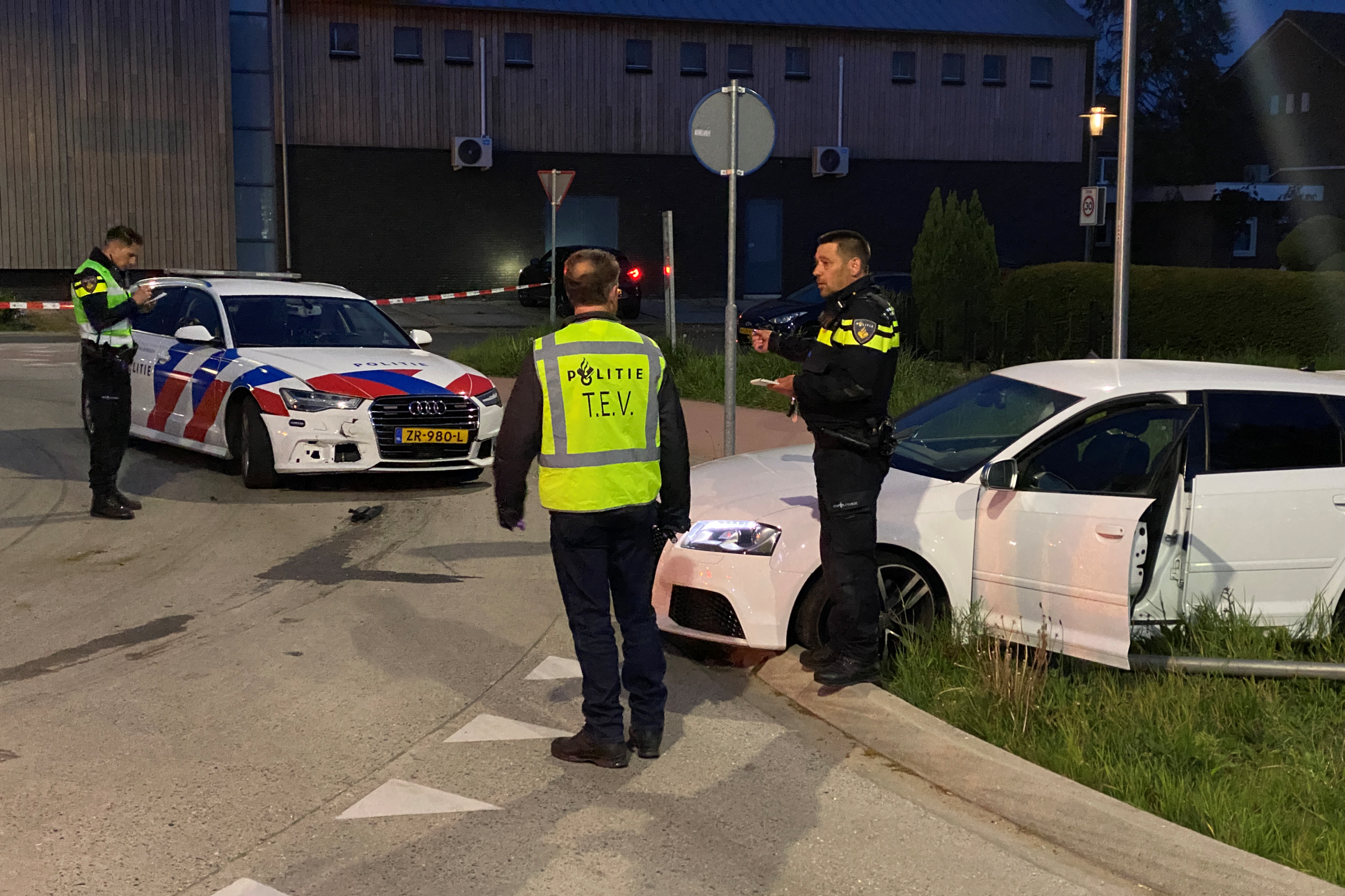 Politie Lost Waarschuwingsschoten En Pakt Twee Verdachten Op... - De ...