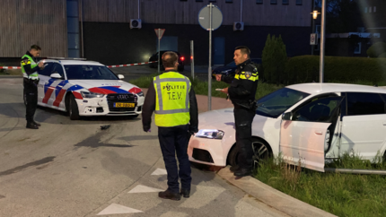 Politie lost waarschuwingsschoten en pakt twee verdachten op in Lomm vanwege plofkraak in Duitsland: derde nog op de vlucht