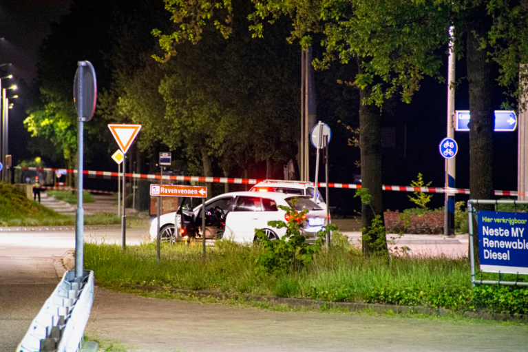 Politie lost waarschuwingsschoten en pakt twee verdachten op in Lomm vanwege plofkraak in Duitsland: derde nog op de vlucht