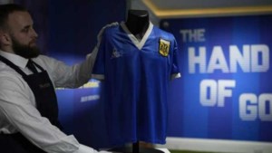 Argentijnen willen via veiling ’Hand van God’-shirt Maradona terugkrijgen