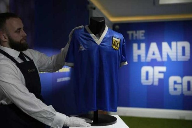 Argentijnen willen via veiling ’Hand van God’-shirt Maradona terugkrijgen