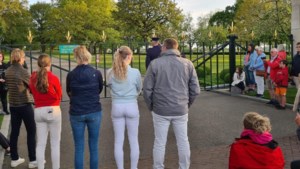 Bezoekers staan tijdens dodenherdenking voor gesloten poort Amerikaanse begraafplaats Margraten: ‘Traditie de nek omgedraaid’