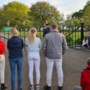 Bezoekers staan tijdens dodenherdenking voor gesloten poort Amerikaanse begraafplaats Margraten: ‘Traditie de nek omgedraaid’