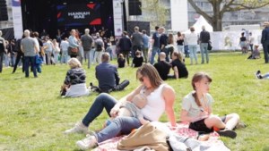 Nieuwe locatie bevrijdingsfestival in Roermond valt in de smaak, al leggen sprekers het af en toe af tegen de harde muziek