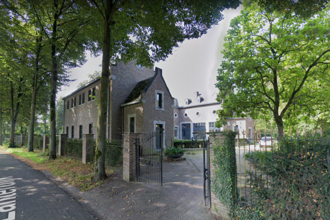 Zorgwoningen in koetshuis van kasteel in Roosteren