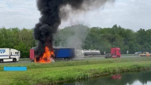 Video: Forse brand vrachtauto op snelweg A73 