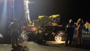 Auto botst tegen pijlwagen op A73: een gewonde