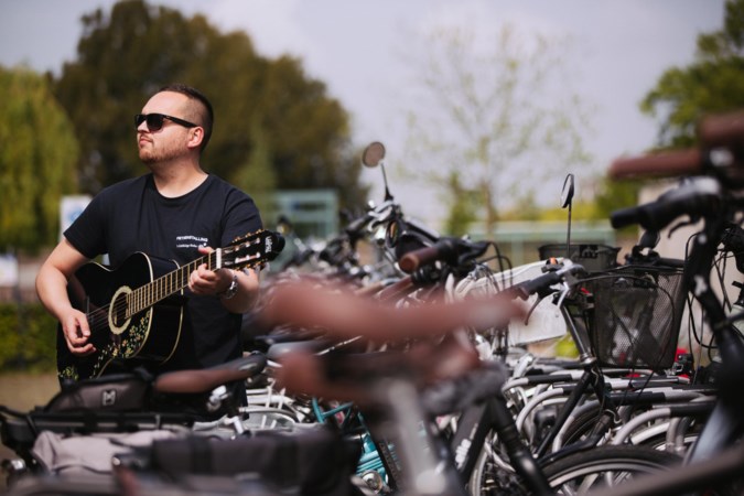 Muzikale fietsenstalling als visitekaartje voor ‘lieve stad’ Sittard: ‘Als ik gitaar speel krijg ik alleen maar positieve reacties’