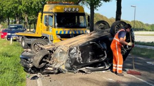 Auto botst tegen boom in Sint Odiliënberg: bestuurder naar ziekenhuis