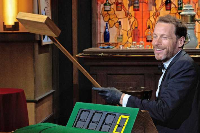 Rustige succesquiz ‘Met het mes op tafel’ weet al 25 jaar dezelfde sfeer te behouden