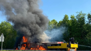 Zwaargewonde chauffeur uit brandende vrachtauto gered op E314 in Genk: ‘Hij schreeuwde het uit’