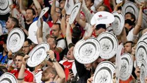 Ajax kampioen: uitzinnige fans vieren feestje in Amsterdam