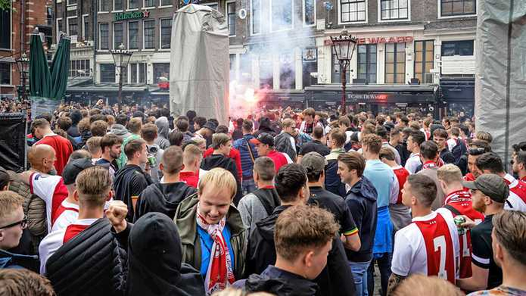Ajax kampioen: uitzinnige fans vieren feestje in Amsterdam