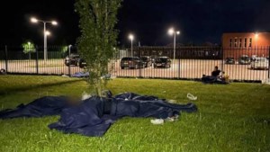 ‘Indrukwekkend dieptepunt’ opvangcrisis Ter Apel: asielzoekers zoeken slaapplek buiten in het gras