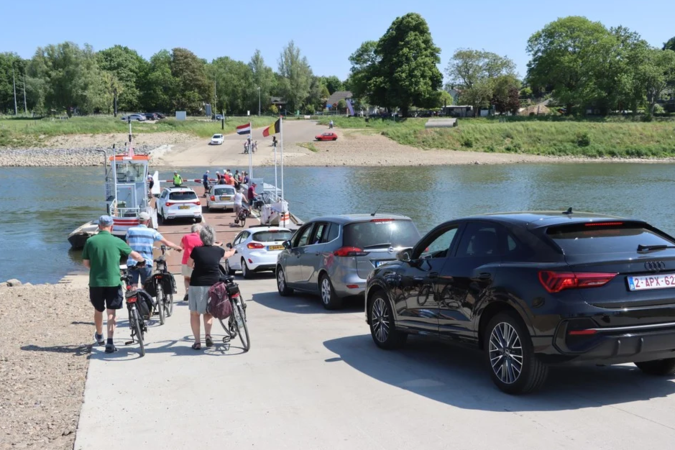 Lange file bij de veerpont over de Maas door werkzaamheden aan Belgische snelweg