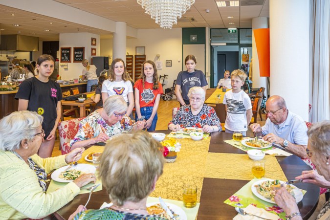 Een hapje en een praatje: jongeren koken voor ouderen in Venray