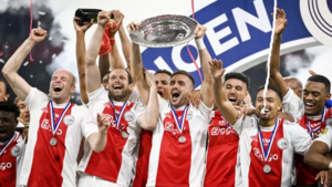 Ajax verovert 36e landstitel na simpele zege op Heerenveen