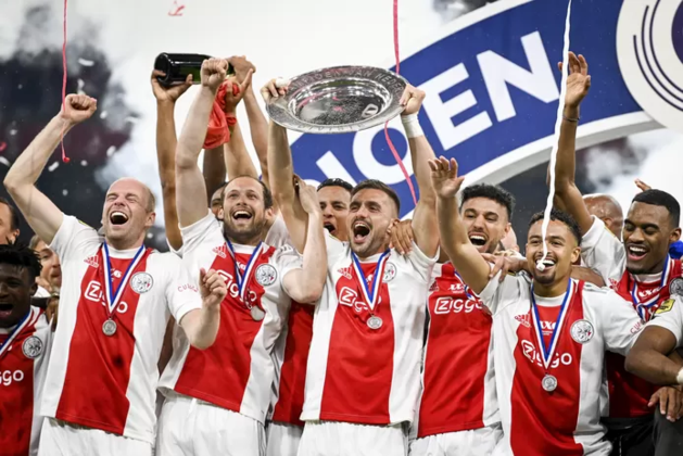Ajax verovert 36e landstitel na simpele zege op Heerenveen