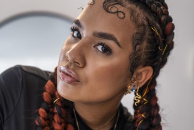 Nicole Lora (24) is een van de weinige krullenkapsters in Limburg: ‘Mensen zaten vroeger aan mijn krullen, dat was voor mij als kind natuurlijk raar’