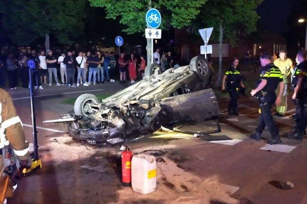 Auto slaat over de kop in Roermond