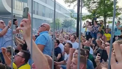 Uitzinnige Fortuna-supporters vieren wat ze niet zijn kwijtgeraakt en Mats Seuntjens signeert zittend op het dak van de spelersbus