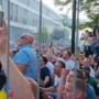 Uitzinnige Fortuna-supporters vieren wat ze niet zijn kwijtgeraakt en Mats Seuntjens signeert zittend op het dak van de spelersbus