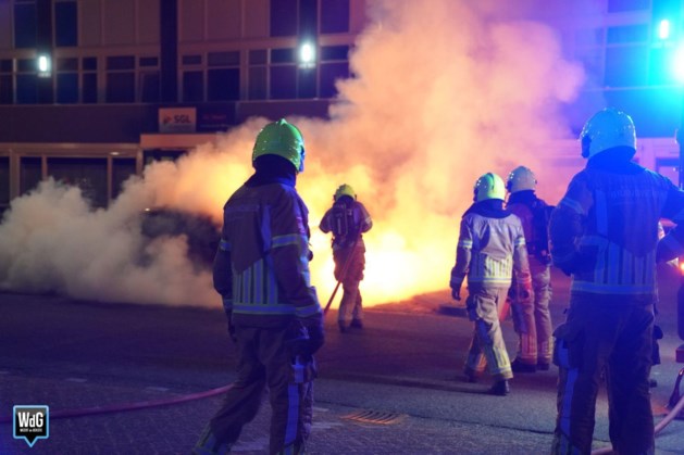 Auto brandt uit in Weert, politie onderzoekt brandstichting