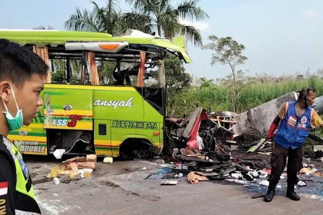 Dertien doden bij busongeluk met toeristen in Indonesië