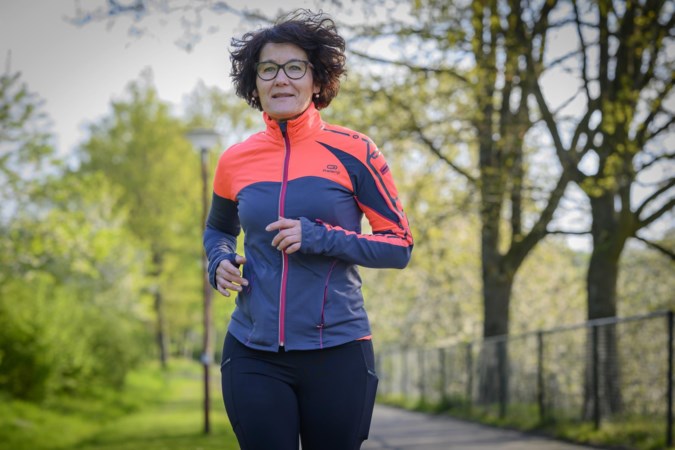 Judith (53) uit Heerlen kon amper nog lopen, maar staat nu voor stichting Hulphond aan de start van een ‘obstacle run’