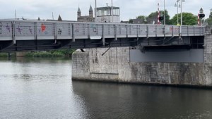 Video: Containerschip vaart tegen Servaasbrug in Maastricht