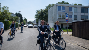 Minister Hugo de Jonge fietst door Heerlen op zoek naar de verschillen voor en achter het spoor
