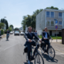 Minister Hugo de Jonge fietst door Heerlen op zoek naar de verschillen voor en achter het spoor