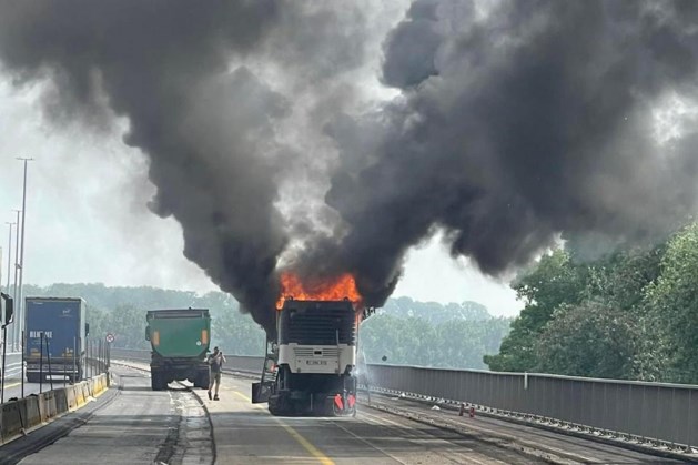 Freesmachine in brand bij asfalteren Maasviaduct tussen Maasmechelen en grens bij Stein