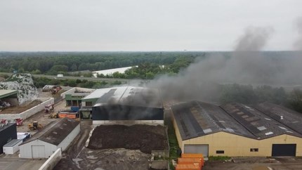 Grote brand bij recyclingbedrijf in Venray, inhoud van het bedrijf wordt buiten geblust.
