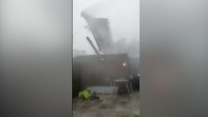 Video: Compleet dak vliegt door de lucht tijdens noodweer in Limburg