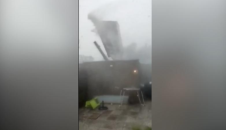 Video: Compleet dak vliegt door de lucht tijdens noodweer in Limburg