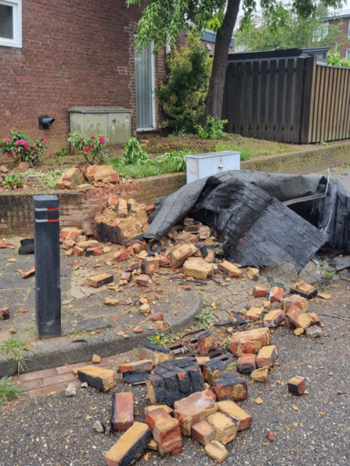 Daken van huizen gewaaid in Beek na zware onweersbui