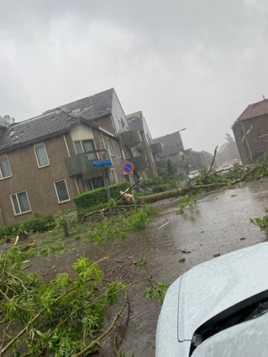 Daken van huizen gewaaid in Beek na zware onweersbui