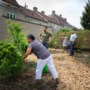 Buurttuin brengt buren Herbenusstraat Maastricht met elkaar in gesprek